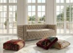 Sofa chesterfield Aspen lekko bokiem w jasnym nowoczesnym salonie